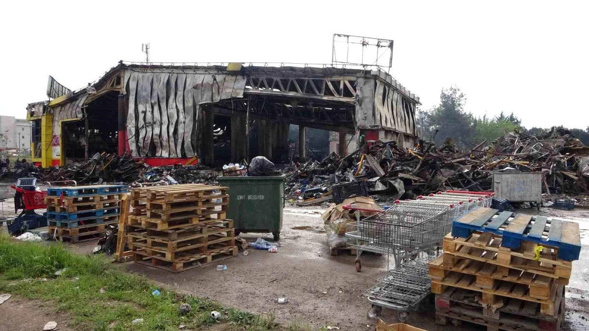 İzmit\'teki Market Yangınında Oluşan Tahribat Görüntülendi