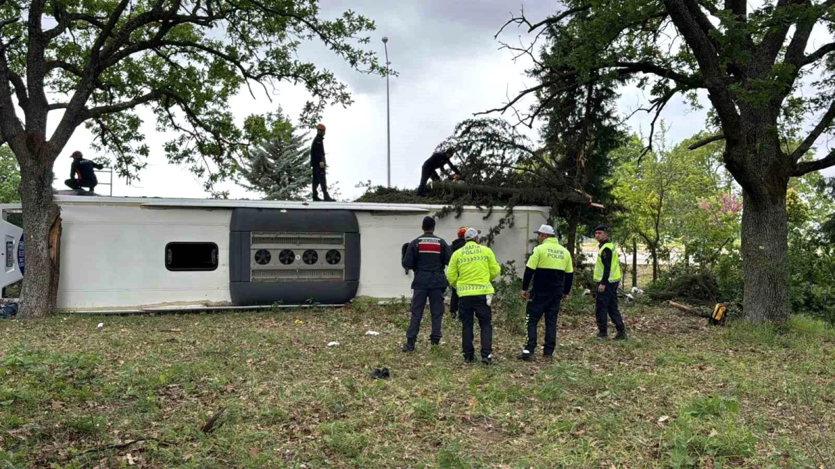 Kırklareli\'nde Metro Turizm otobüsü devrildi, 11 kişi yaralandı