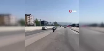 Motosikleti yatarak kullandı, canını hiçe saydı