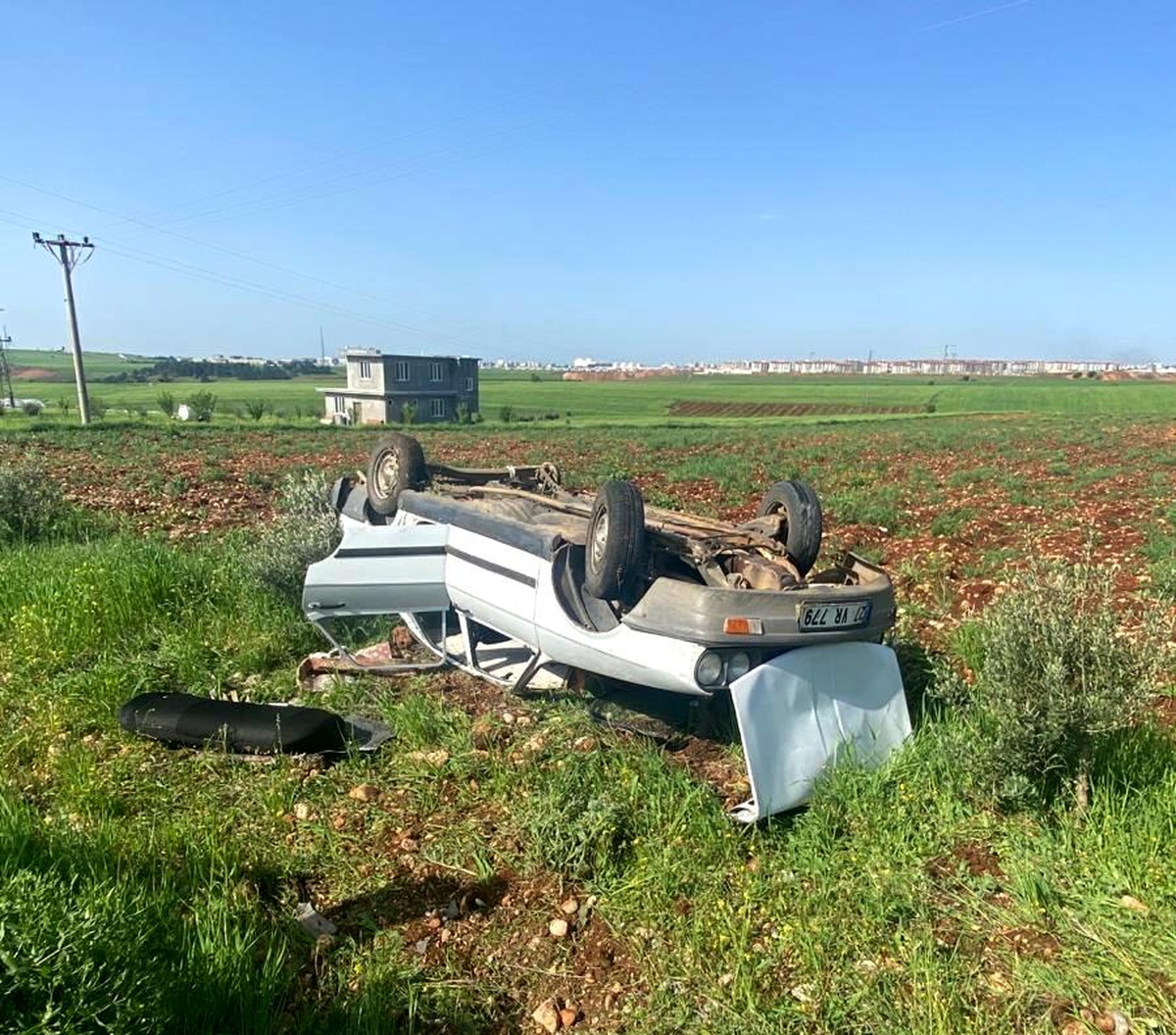 Adıyaman\'da Otomobil Tarlaya Yuvarlandı: 2 Yaralı