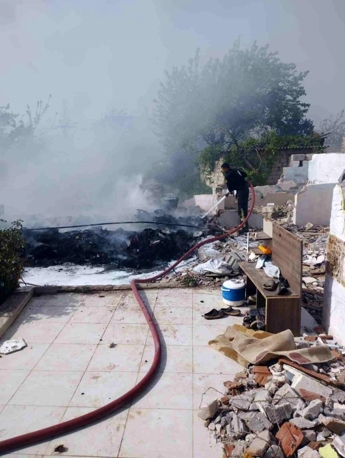 Hatay\'ın Reyhanlı ilçesinde çıkan çadır yangını itfaiye ekipleri tarafından söndürüldü