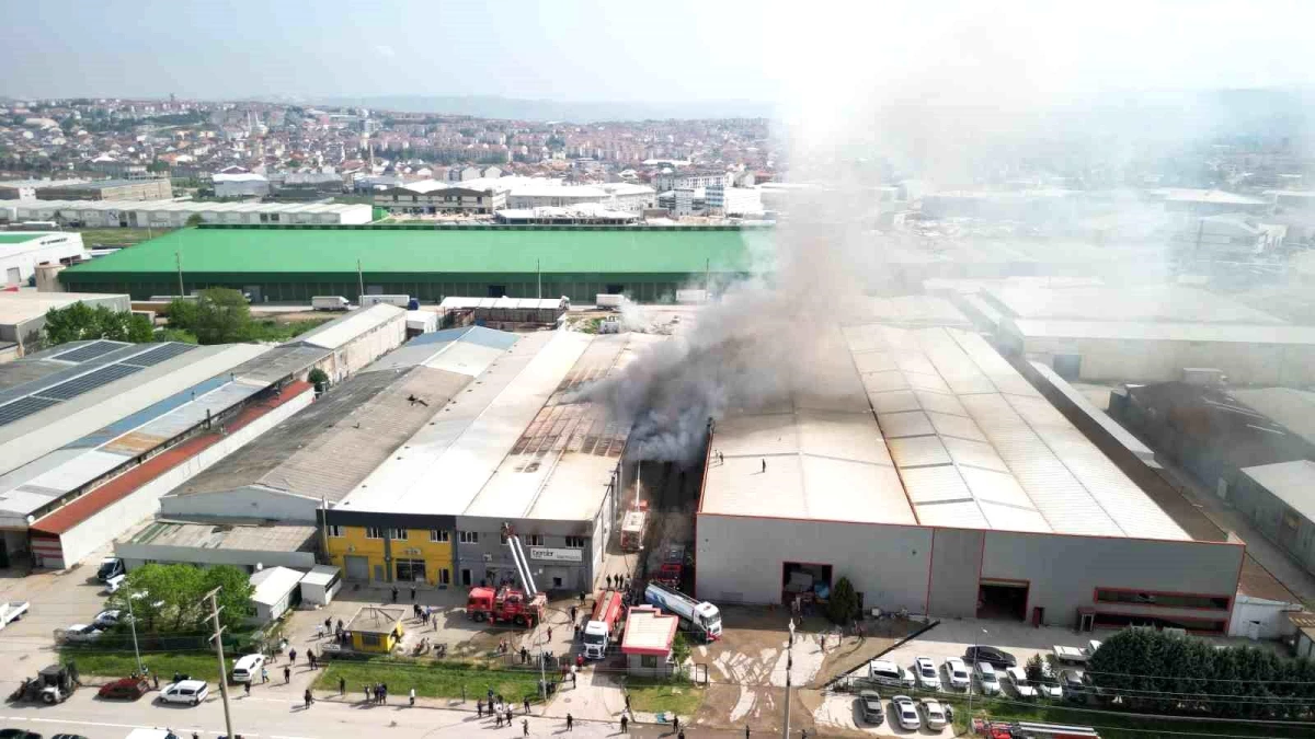 İnegöl\'deki Sandalye Fabrikasında Yangın Kontrol Altına Alındı