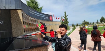 Amasya'da lise öğrencileri Şehitler Haftası dolayısıyla temizlik yaptı