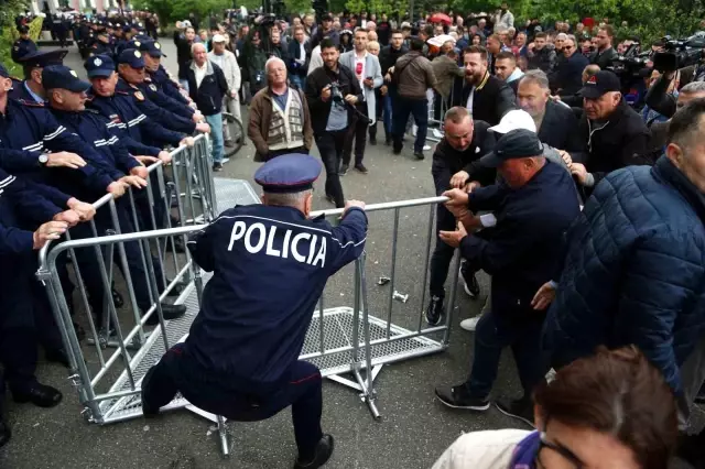 Arnavutluk'ta yolsuzlukları protesto eden öfkeli kalabalık belediye binasını yaktı