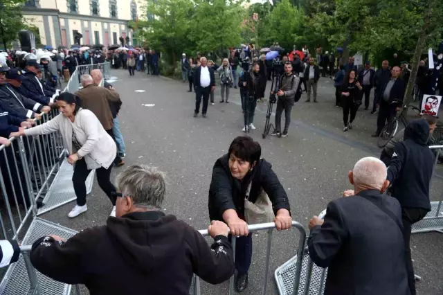 Arnavutluk'ta yolsuzlukları protesto eden öfkeli kalabalık belediye binasını yaktı