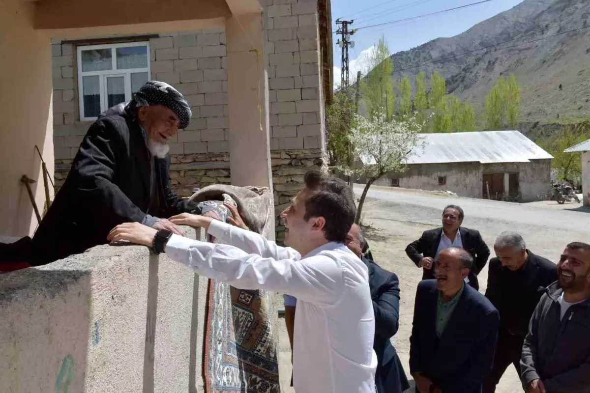 Hakkari Vali Yardımcısı ve İl Özel İdaresi Genel Sekreteri köyleri ziyaret etti