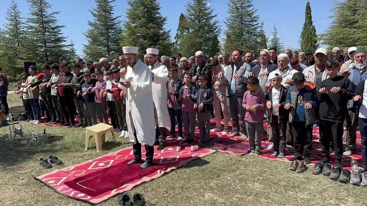 Afyonkarahisar\'da Kuraklık Nedeniyle Yağmur Duası ve İmece Yemeği