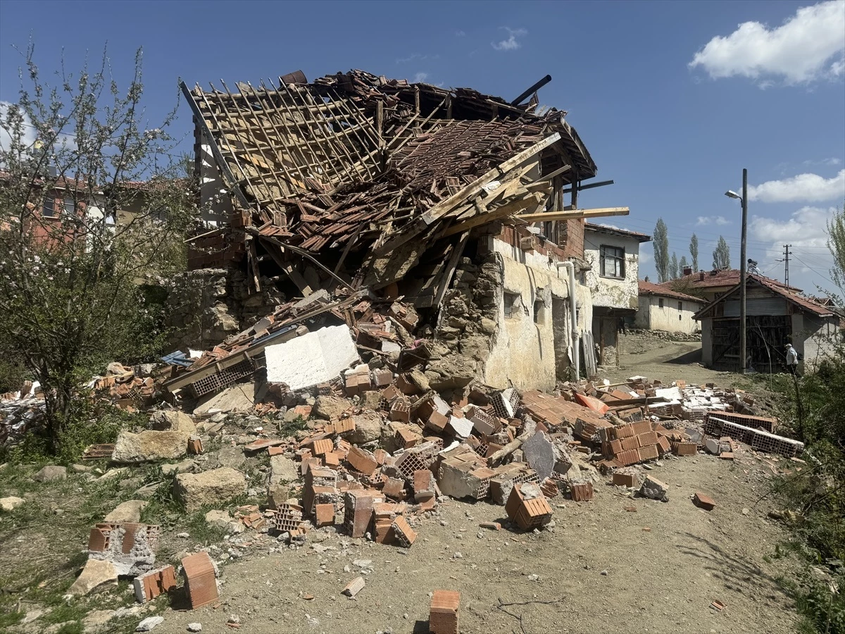 Yozgat Valisi: Depremden etkilenen köylerde 8 cami, 147 ev ve 14 ahır hasar gördü
