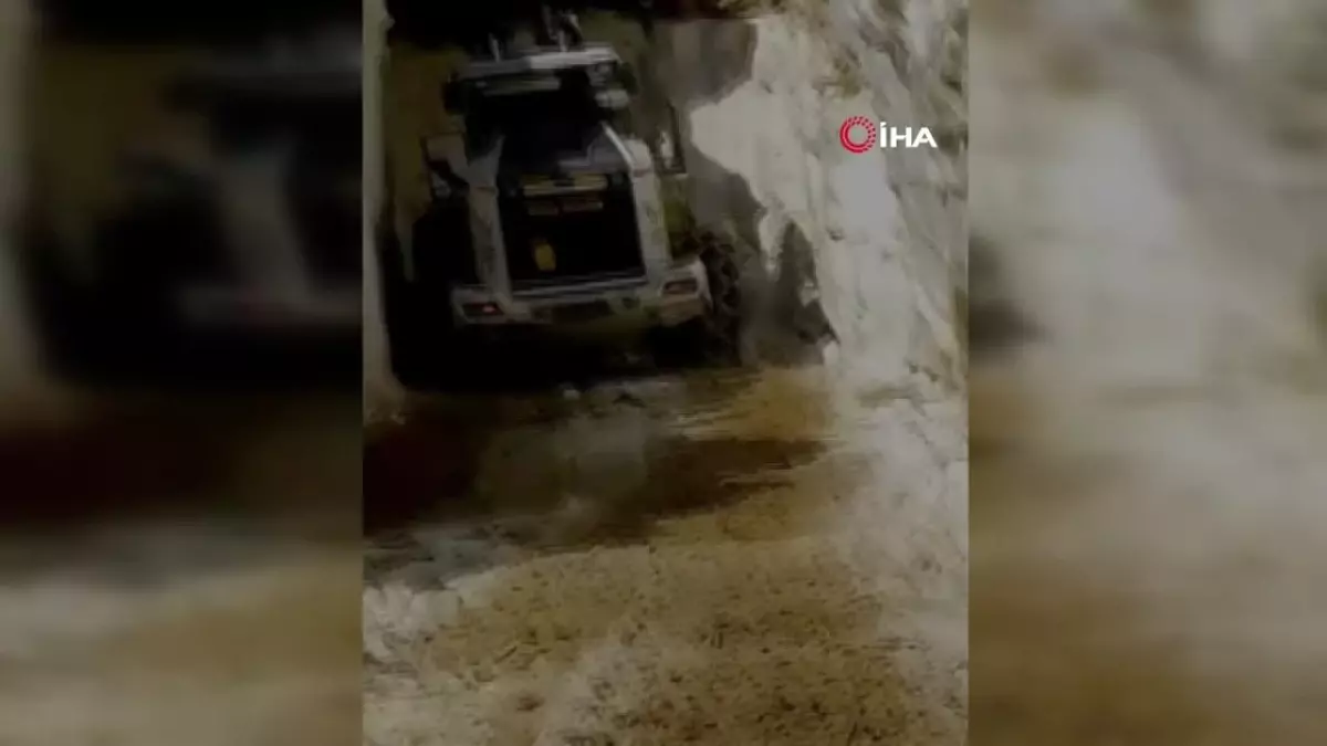 Yüksekova\'da 5 metreyi bulan karda yol açma çalışmaları sürüyor