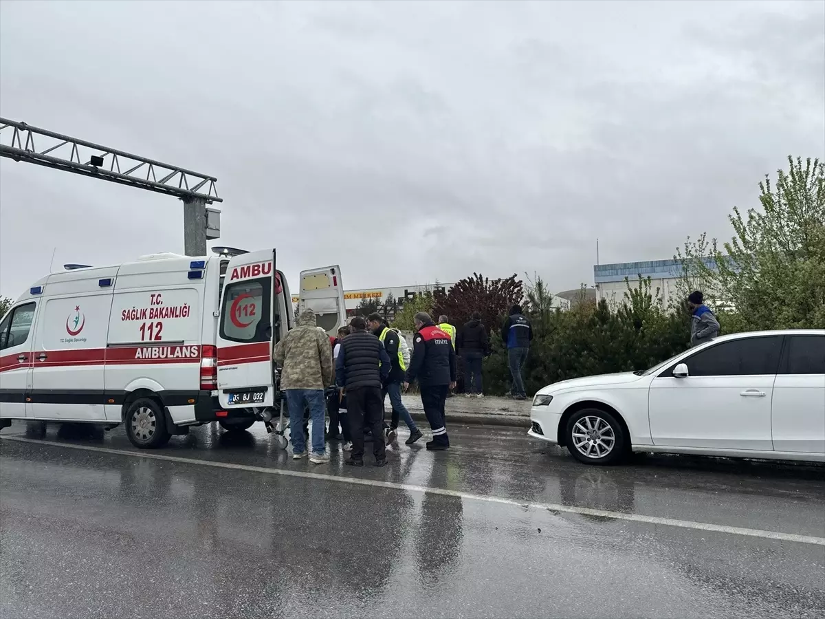 Afyonkarahisar\'da midibüsün şarampole devrilmesi sonucu 5 kişi yaralandı