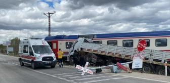 Afyonkarahisar'da Yolcu Treni Tıra Çarptı: Sürücü Hafif Yaralandı