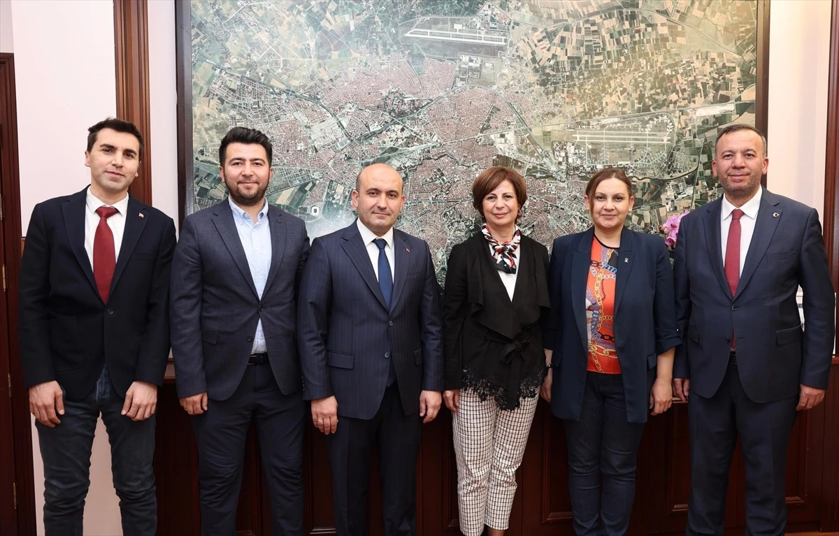 AK Parti Eskişehir İl Başkanı Gürhan Albayrak, Eskişehir Büyükşehir Belediye Başkanı Ayşe Ünlüce\'yi ziyaret etti