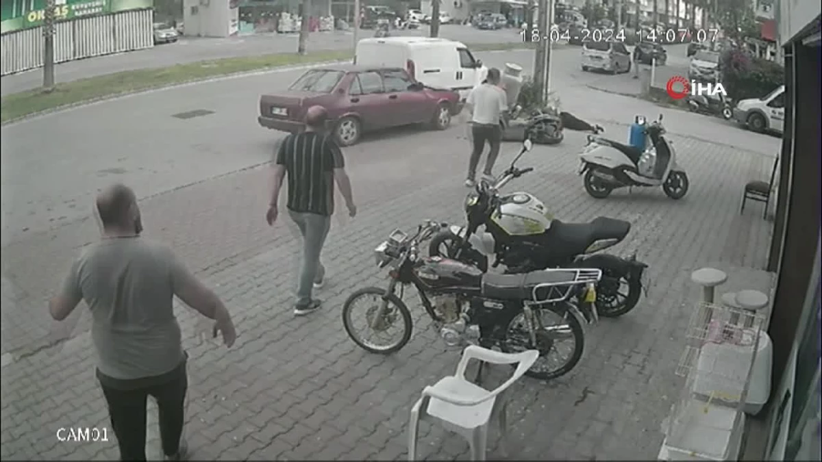 Alkollü sürücü park halindeki motosiklet sürücüsüne çarptı