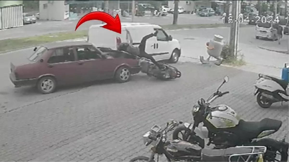 Alkollü sürücü park halindeki motosiklete çarptı: 16 yaşındaki genç yaralandı