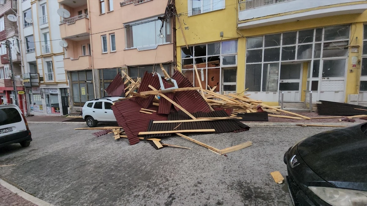 Amasya\'da Kuvvetli Rüzgar Hayatı Olumsuz Etkiledi