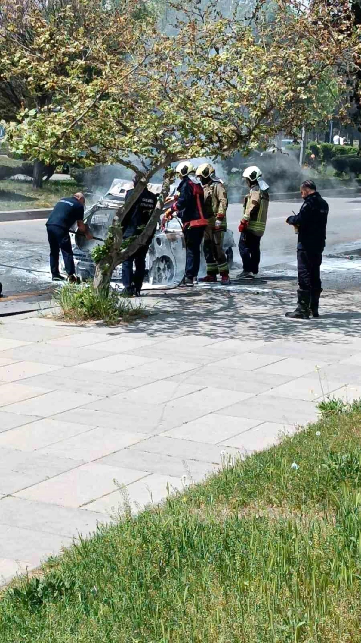 Ankara\'da seyir halindeki araç alevlere teslim oldu