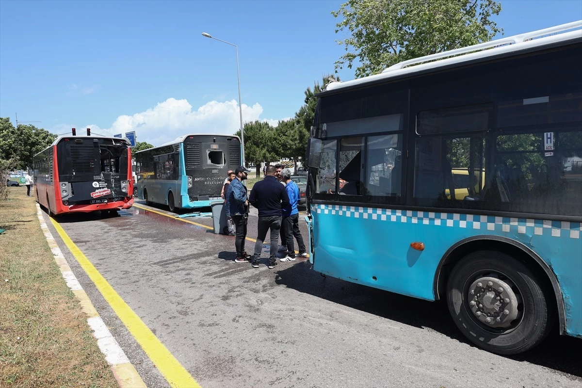 Antalya Kepez\'te zincirleme trafik kazası: 8 yaralı