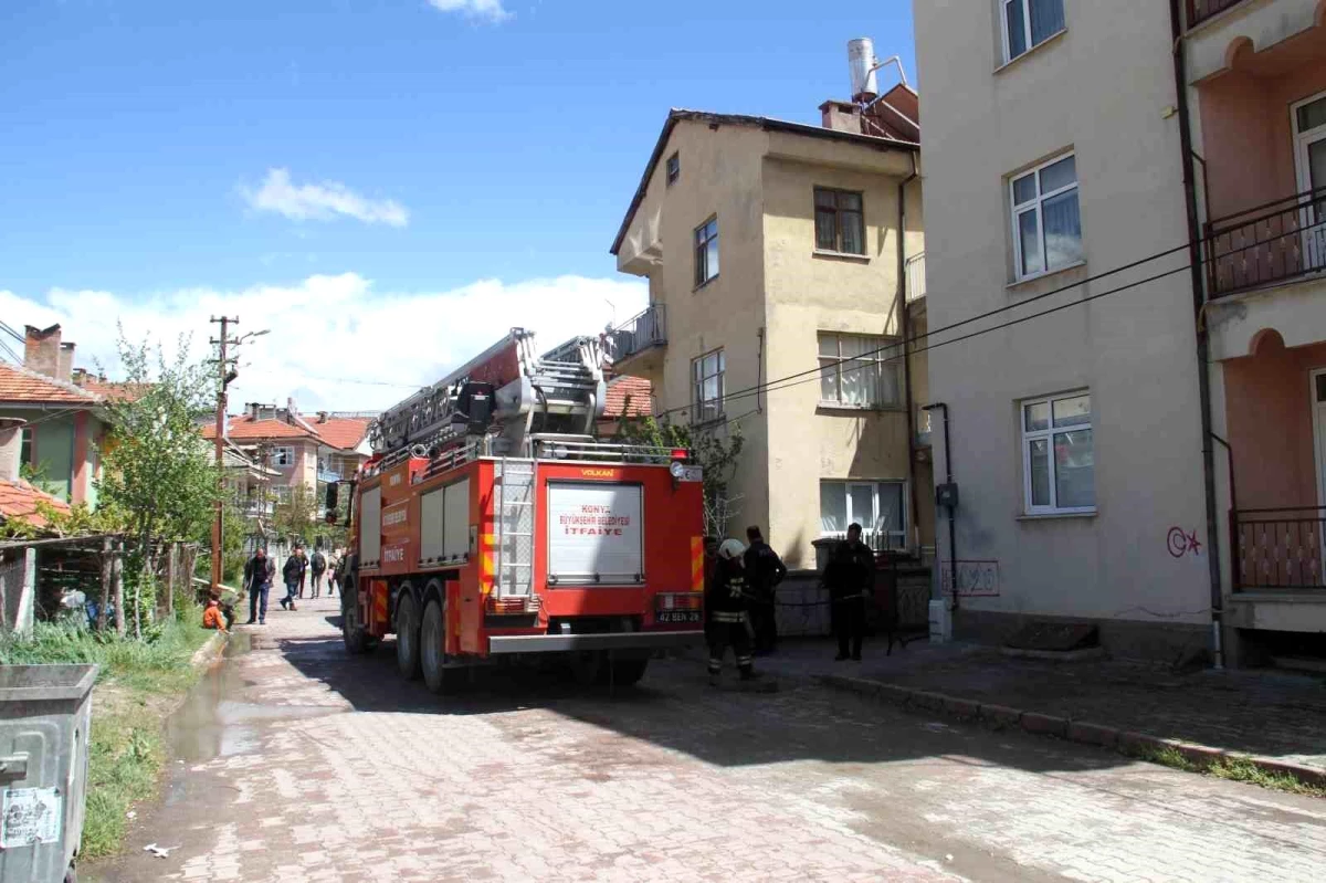 Konya Beyşehir\'de 5 Katlı Apartmanın Çatı Katında Yangın Çıktı