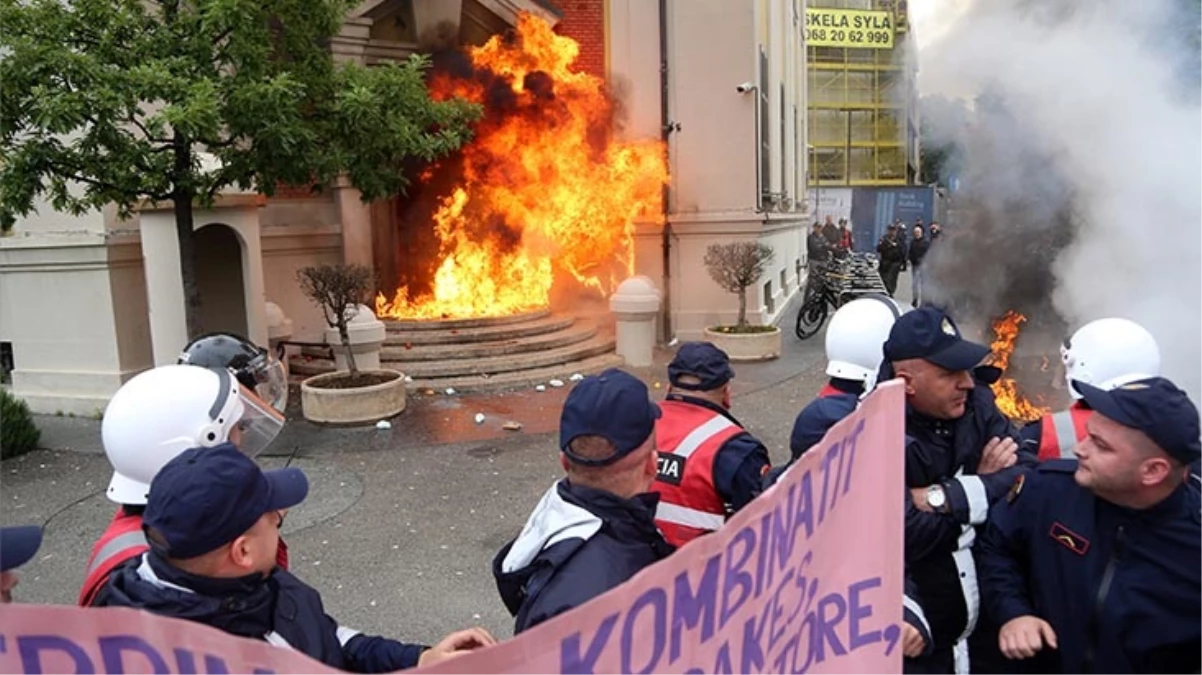 Arnavutluk\'ta yolsuzluk protestosu! Belediye binasını ateşe verdiler