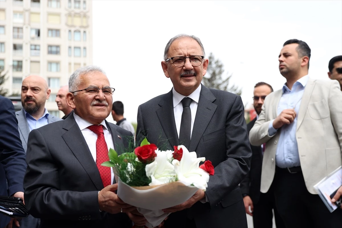 Bakan Özhaseki, Belediye Başkanlarına Kentsel Dönüşüm Çağrısı Yaptı