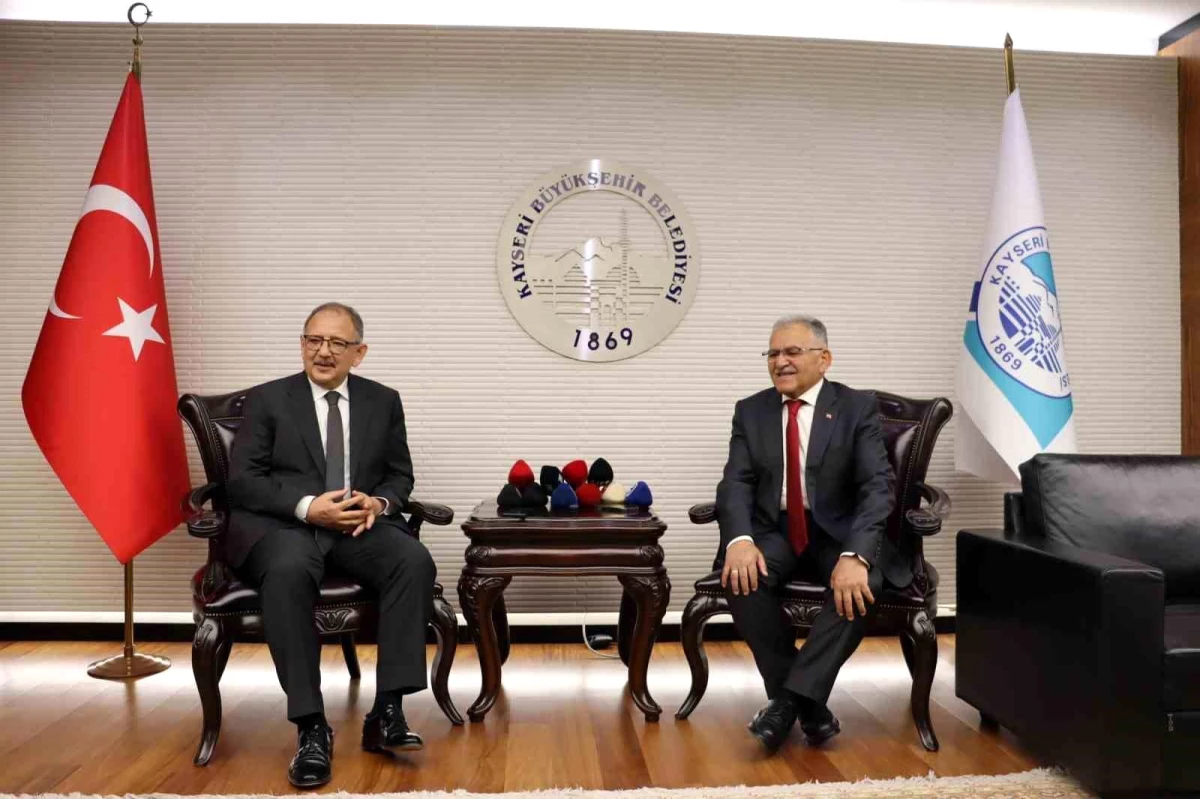Bakan Özhaseki, Kayseri Büyükşehir Belediye Başkanı Dr. Memduh Büyükkılıç\'ı ziyaret etti