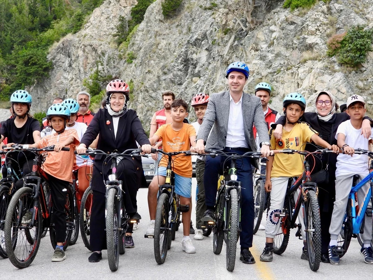 Aile ve Sosyal Hizmetler Bakan Yardımcısı Samandağ\'da çocuklarla bisiklete bindi