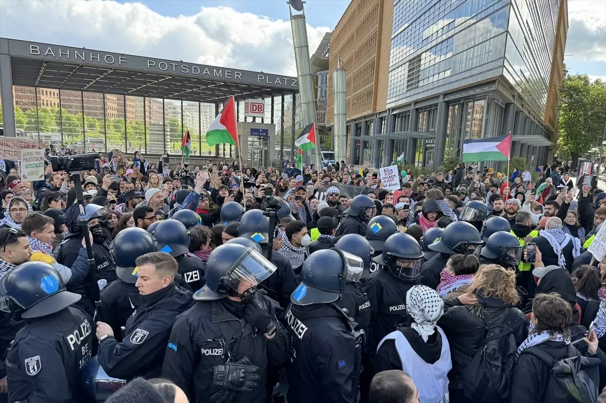 Berlin\'de Filistin\'e Destek Gösterisinde İsrail\'e Silah Sevkiyatı Protesto Edildi