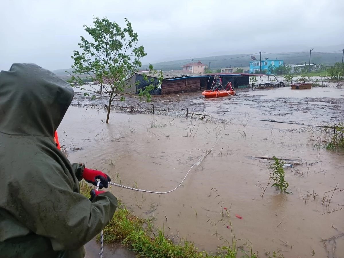 Çanakkale\'nin Biga ilçesinde şiddetli yağış hayatı olumsuz etkiledi