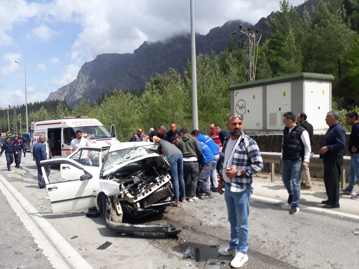 Bucak\'ta Otomobil Çarpışması: 1 Ölü, 7 Yaralı
