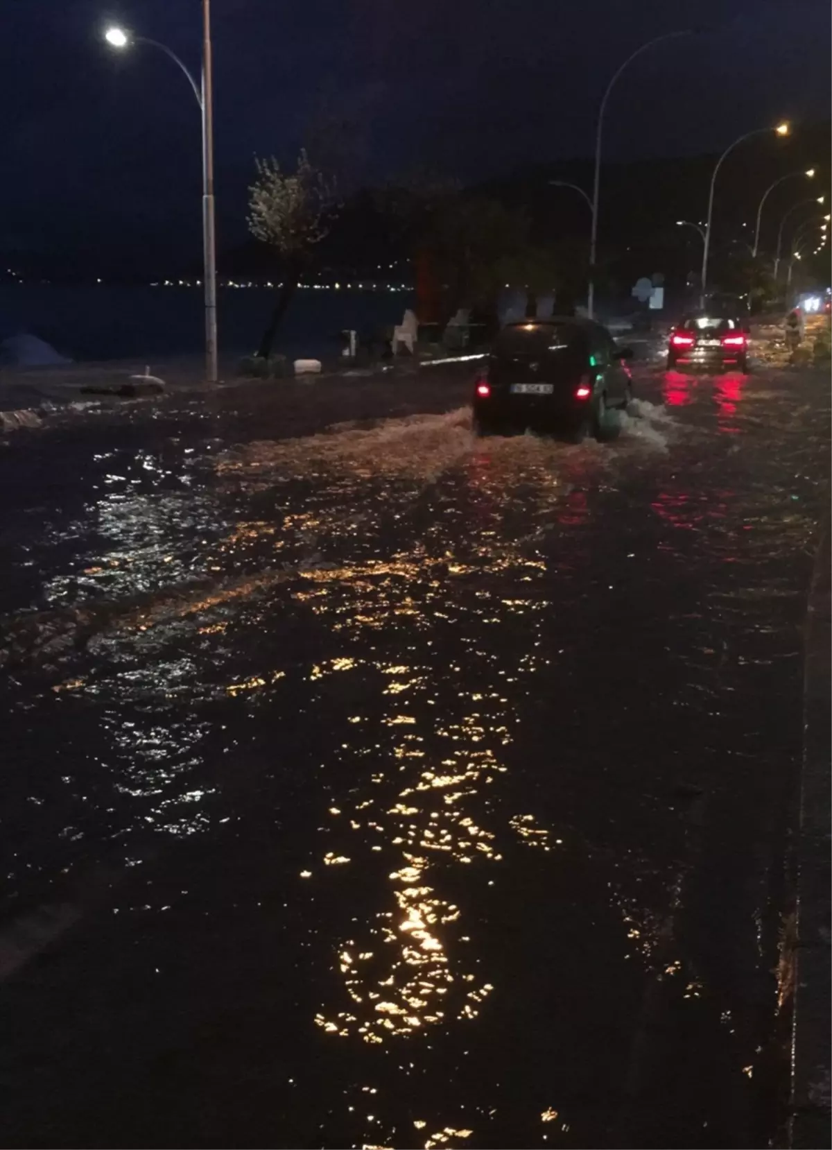 Gemlik\'te fırtına ve sağanak sonucu su birikintileri oluştu