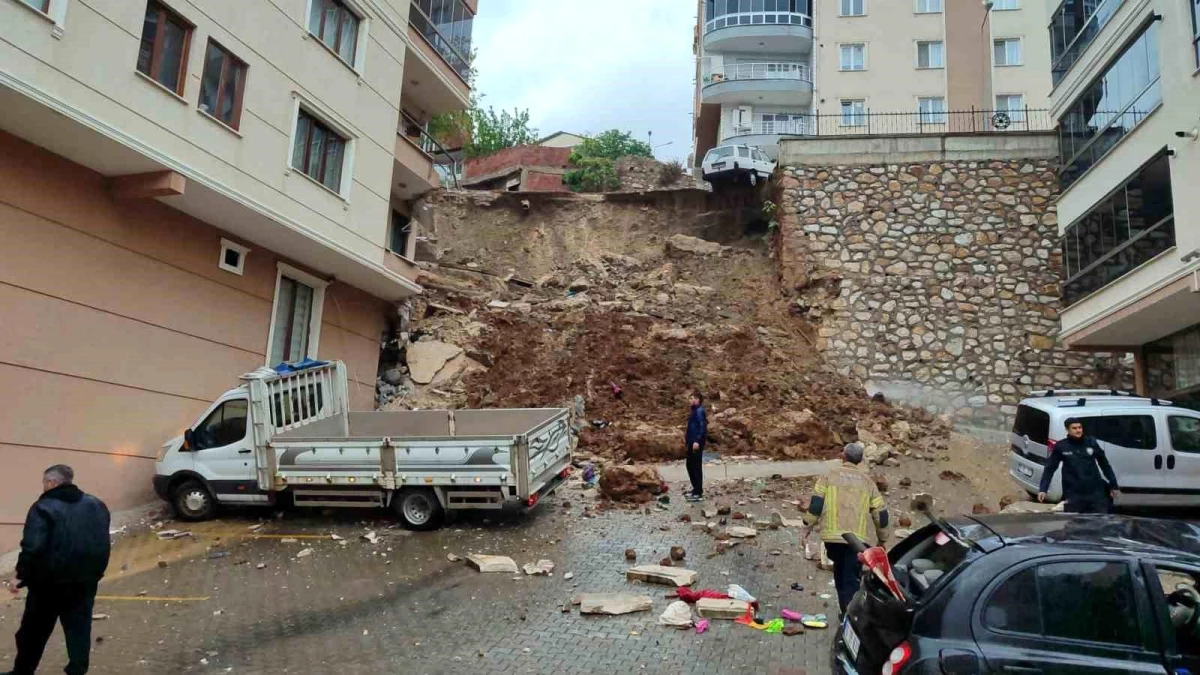 Gemlik\'te Yağmurun Etkisiyle İstinat Duvarı Çöktü: 2 Kişi Yaralandı