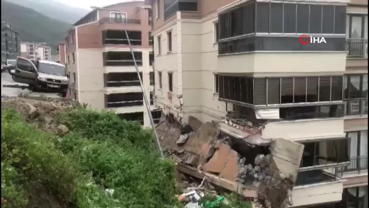 Bursa\'da istinat duvarı apartmanın üzerine çöktü, 2 kişi yaralandı