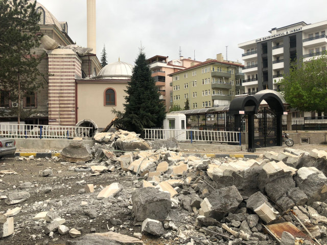 Cep telefonu kamerasına anbean yansıdı! Çankırı'da şiddetli fırtınaya dayanamayan cami minaresi devrildi