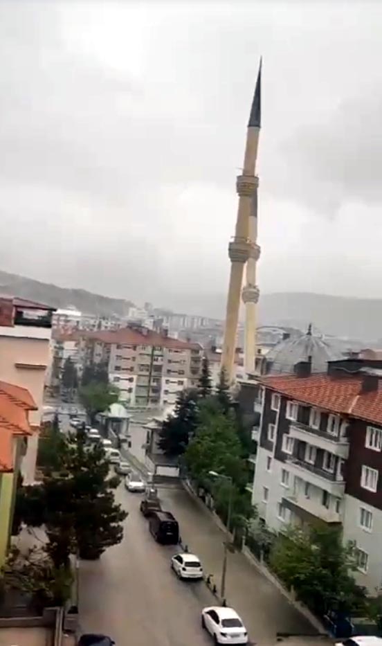 Cep telefonu kamerasına anbean yansıdı! Çankırı'da şiddetli fırtınaya dayanamayan cami minaresi devrildi