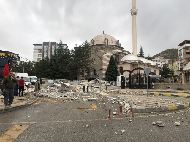 Cep telefonu kamerasına anbean yansıdı! Çankırı'da şiddetli fırtınaya dayanamayan cami minaresi devrildi