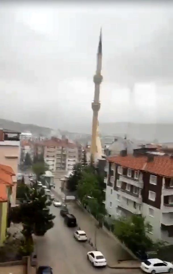 Cep telefonu kamerasına anbean yansıdı! Çankırı'da şiddetli fırtınaya dayanamayan cami minaresi devrildi