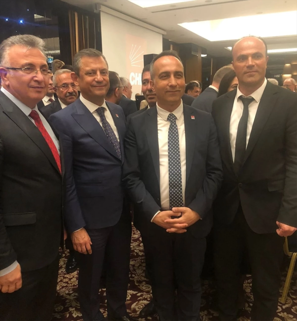 CHP Çorum İl Başkanı Dinçer Solmaz ve belediye başkanlarından oluşan heyet, CHP Genel Başkanı Özgür Özel ile görüştü