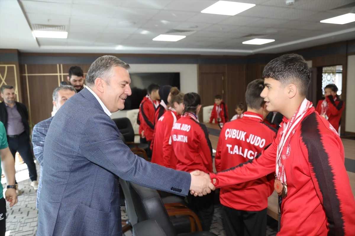 Çubuk Belediye Başkanı Baki Demirbaş, Engelsiz Spor Kulübü sporcularını ziyaret etti