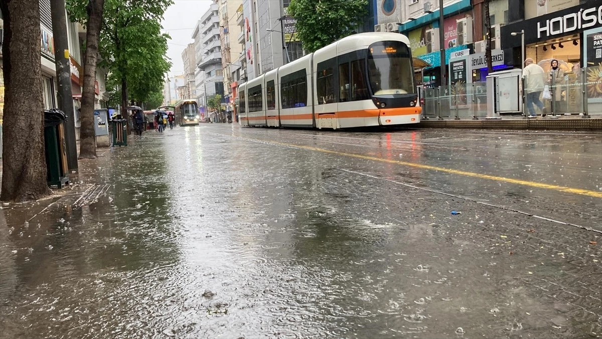 Eskişehir\'de Şiddetli Yağmur ve Rüzgar Etkili Oldu