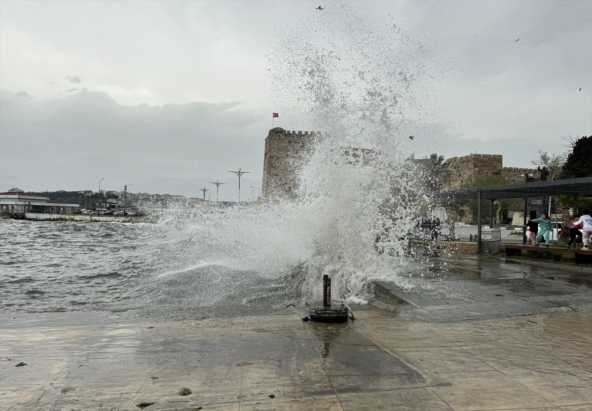 Sinop Sahilinde Fırtına Nedeniyle Yüksek Dalgalara Karşı Önlem Alındı