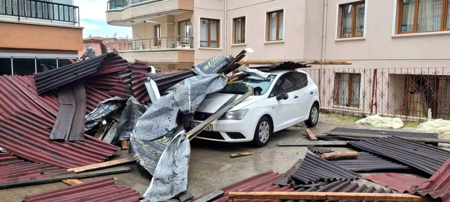 Ankara\'da Fırtına Sonucu Çatı Uçtu, Otomobiller Zarar Gördü