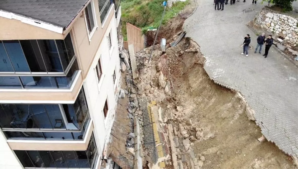 Gemlik\'te Yağmur Sonucu İstinat Duvarı Çöktü: 2 Yaralı, 2 Araç Hasar Gördü