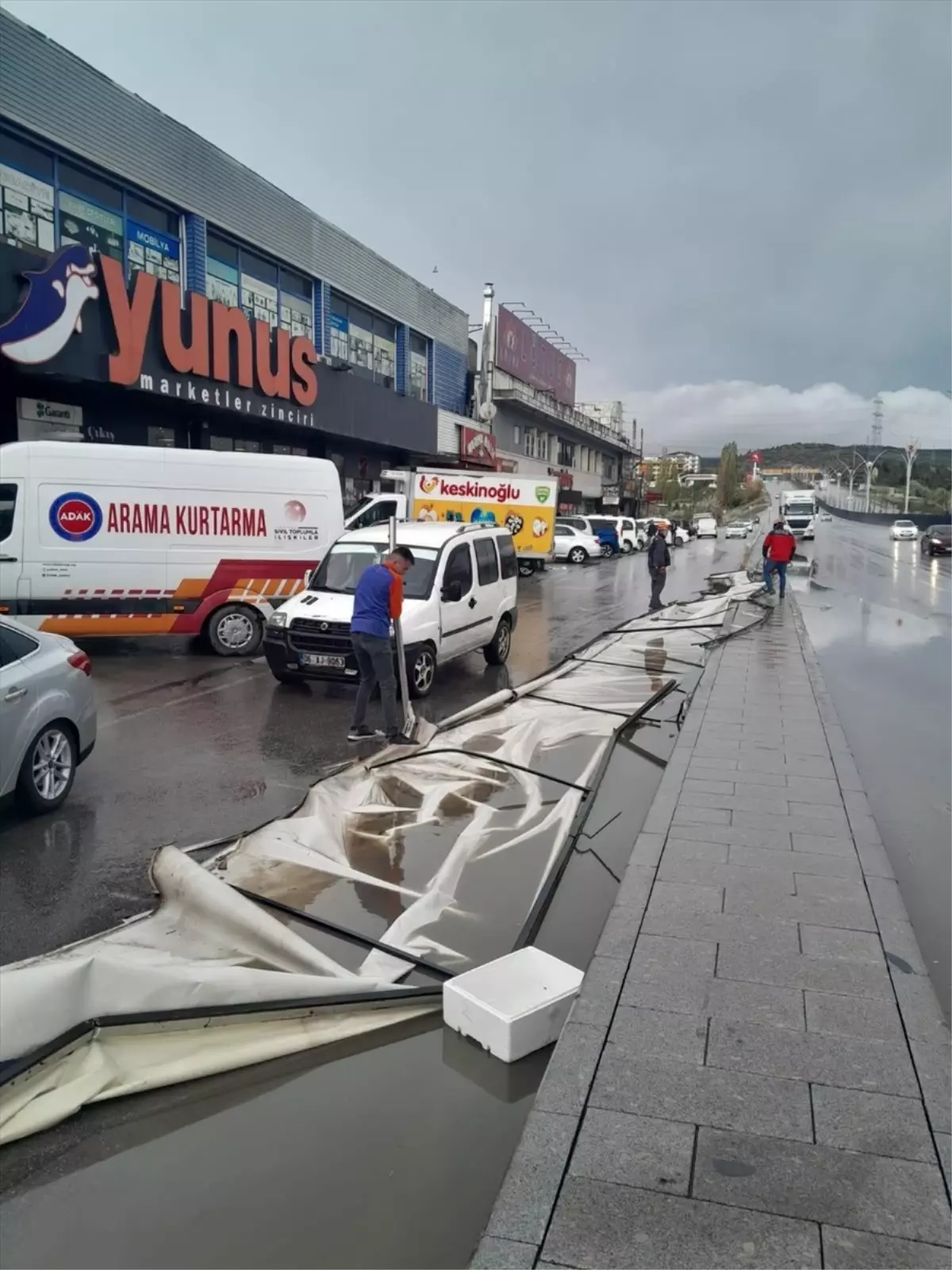 Gölbaşı\'nda Şiddetli Rüzgarın Etkisiyle Reklam Panosu Trafiği Aksattı