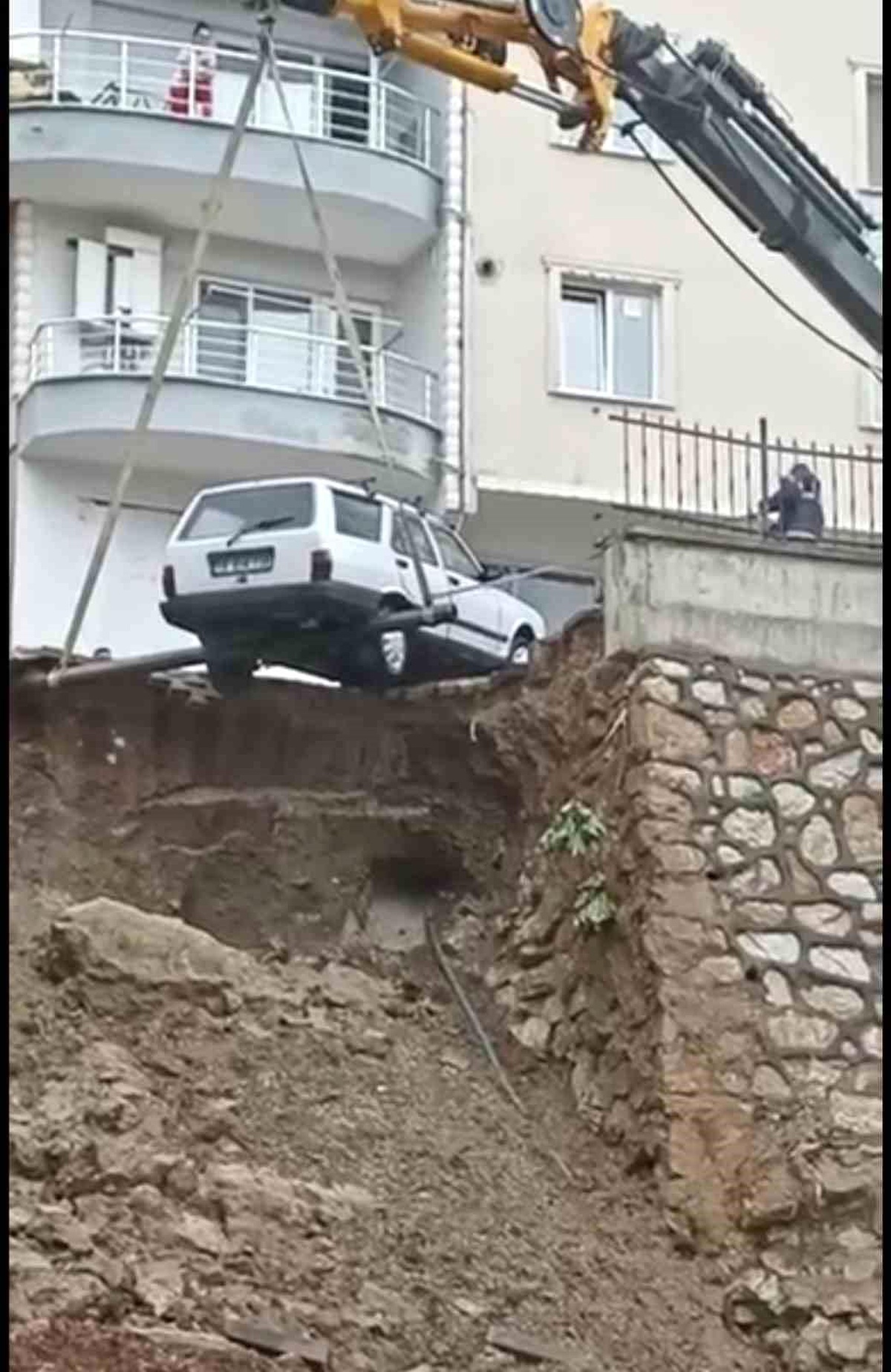 Gemlik\'te Yağmur İstinat Duvarını Çökertti
