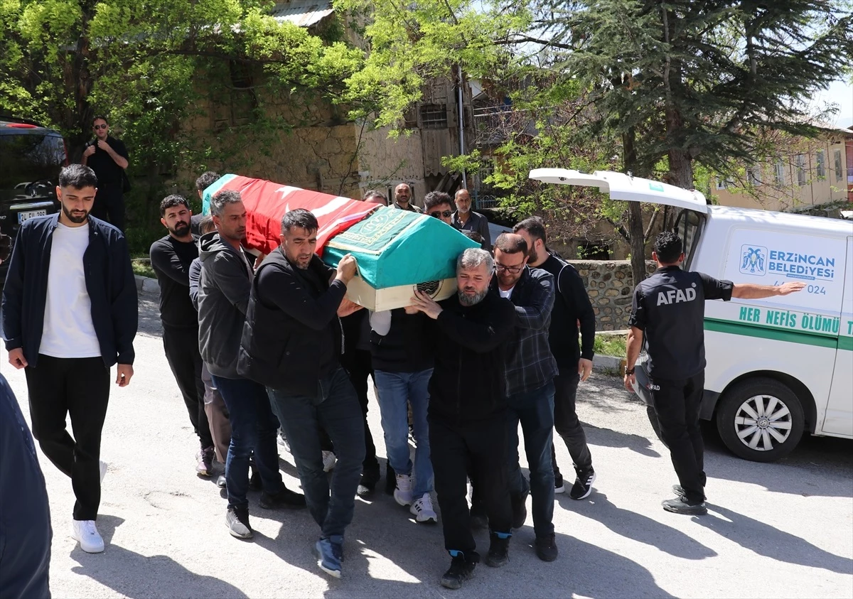 Erzincan\'da maden kazasında hayatını kaybeden işçinin cenazesi toprağa verildi