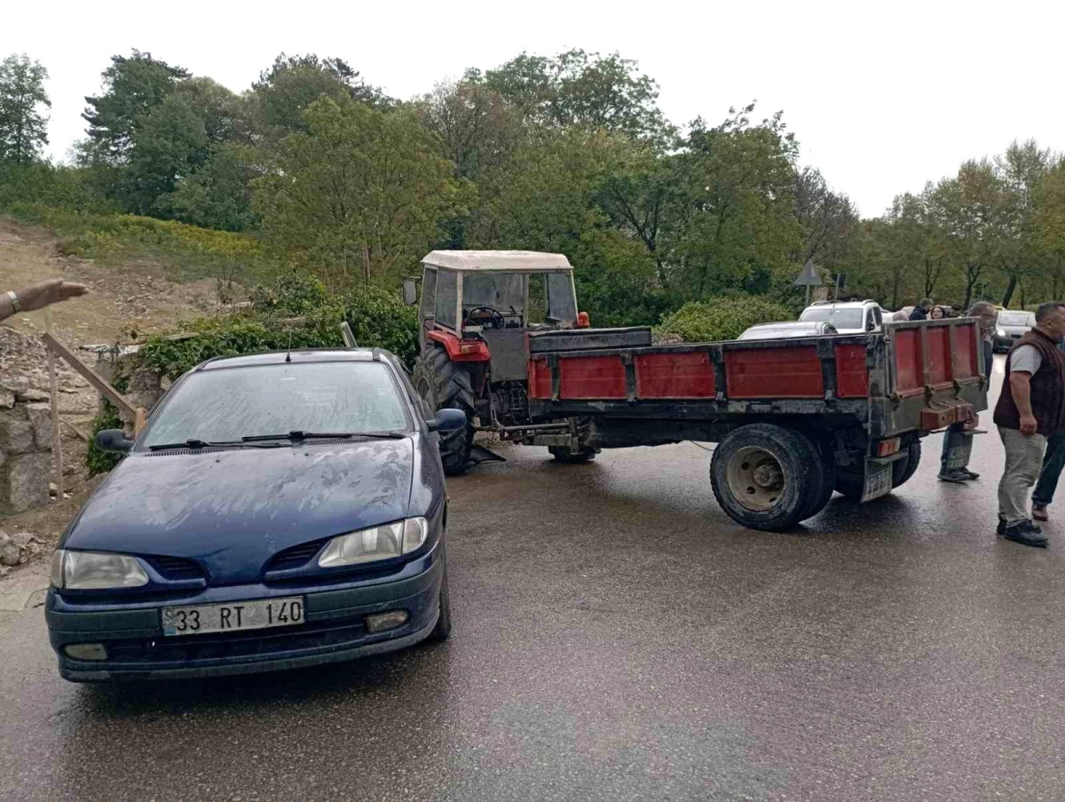 Safranbolu\'da yağmur sonrası kaza: Traktör otomobile ve duvara çarptı