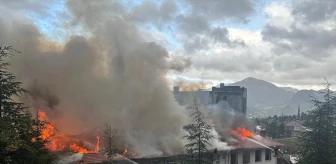Isparta'da atıl durumdaki okulun çatısında yangın çıktı