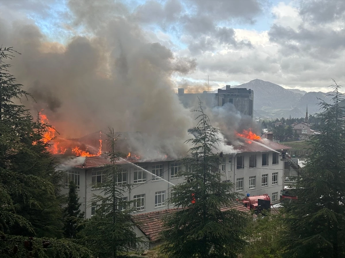 Isparta\'da atıl durumdaki okulun çatısında yangın çıktı