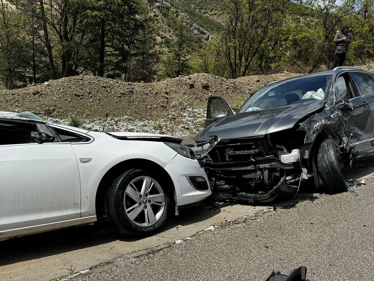 Isparta\'da aynı noktada meydana gelen 2 trafik kazasında 10 kişi yaralandı