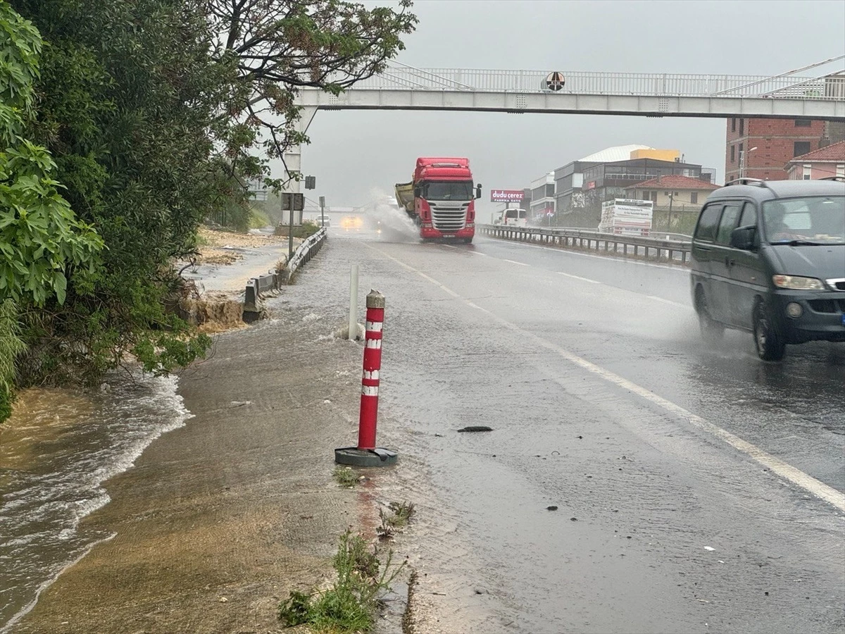 İstanbul\'da kuvvetli yağış nedeniyle trafik aksamaları yaşandı